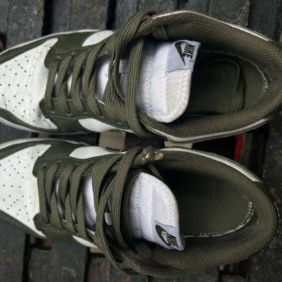 NIKE Women Dunk Low Medium Olive - Picture 6 of 9